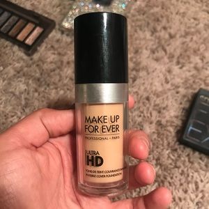 Makeup forever foundation (Shade: Y215)